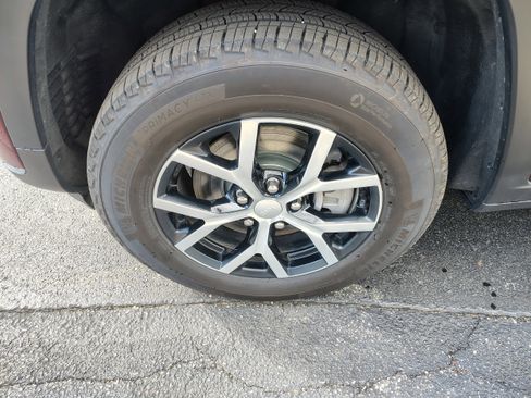 Certified 2025 Jeep Grand Cherokee L Limited w/ Luxury Tech Group II image 6