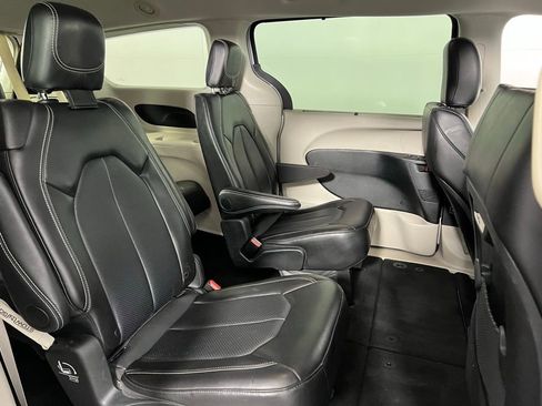 Used 2024 Chrysler Pacifica Touring-L image 31