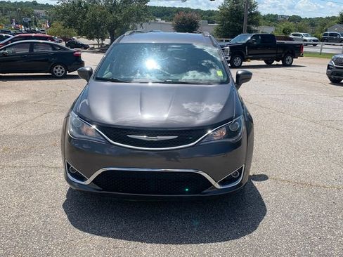 Used 2018 Chrysler Pacifica Touring-L Plus w/ Tire & Wheel Group FWD image 2
