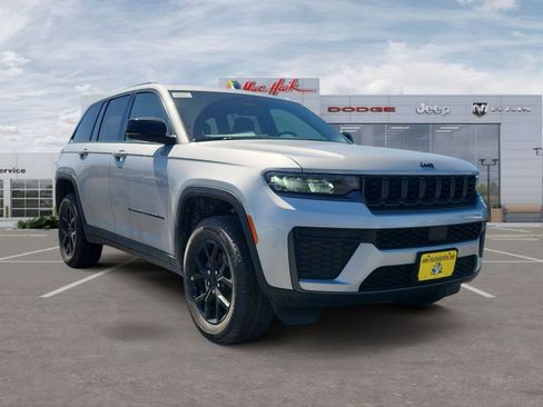 New 2026 Jeep Grand Cherokee Altitude image 7