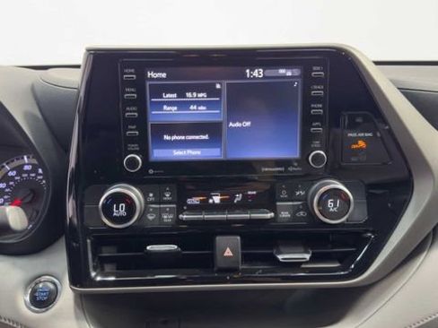 Used 2021 Toyota Highlander LE FWD image 28