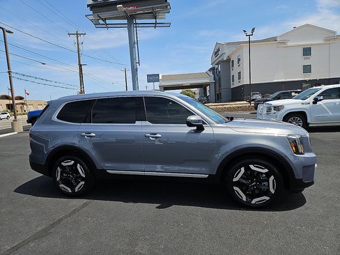 Used 2024 Kia Telluride EX w/ EX Captain's Chair Package FWD image 6