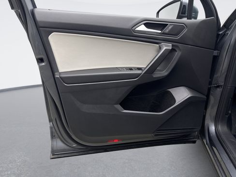 Used 2021 Volkswagen Tiguan SE w/ Panoramic Sunroof Package image 9