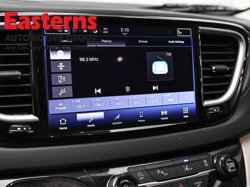 Used 2023 Chrysler Pacifica Touring-L FWD image 19