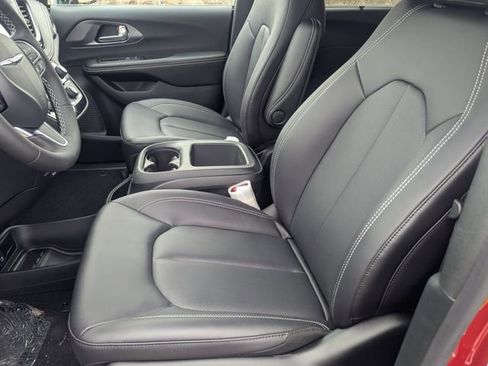 New 2026 Chrysler Pacifica Select image 9