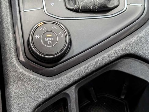 Used 2021 Volkswagen Tiguan SE image 23