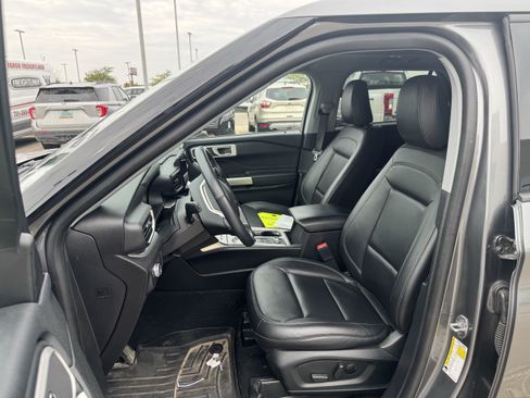 Used 2022 Ford Explorer XLT w/ Equipment Group 202A AWD/4WD image 8
