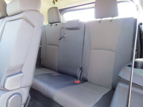 Used 2023 Toyota Highlander LE image 14