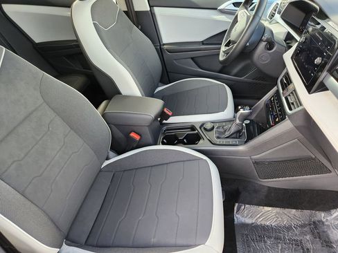 New 2025 Volkswagen Taos SE image 4