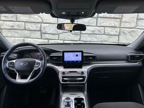 Used 2023 Ford Explorer XLT AWD/4WD image 10
