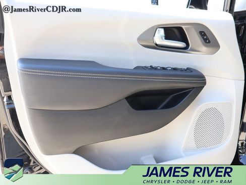 Used 2024 Chrysler Pacifica Touring-L image 20