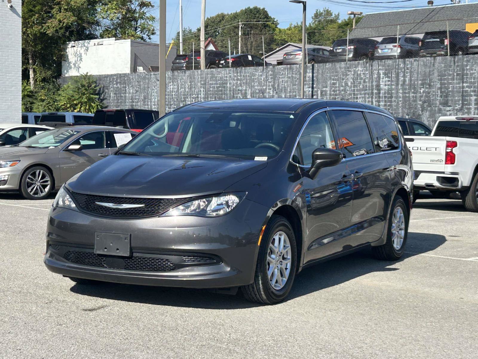 Used 2023 Chrysler Voyager LX FWD image 3