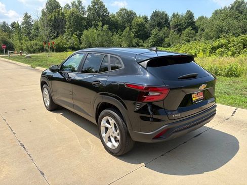 Used 2024 Chevrolet Trax LS w/ LS Convenience Package FWD image 7