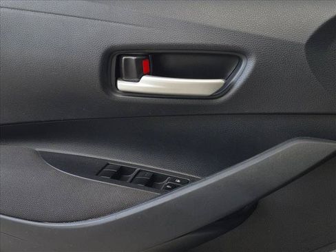 Used 2020 Toyota Corolla LE FWD image 2