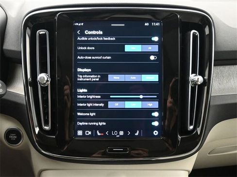 Used 2024 Volvo XC40 B5 Ultimate w/ Protection Package Premier image 18