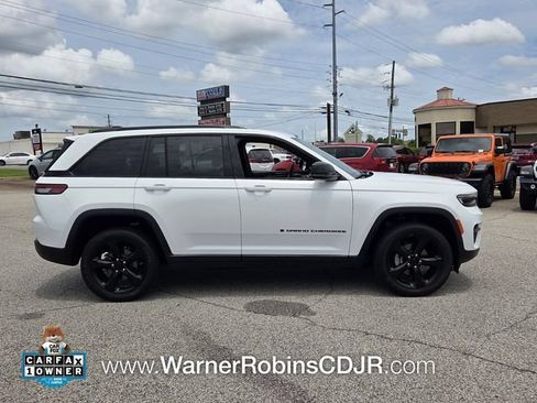 Used 2023 Jeep Grand Cherokee Altitude AWD/4WD image 16