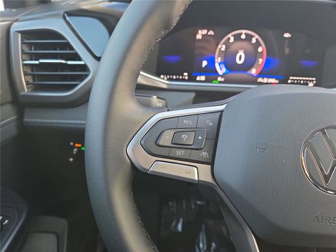 New 2026 Volkswagen Taos SE image 16