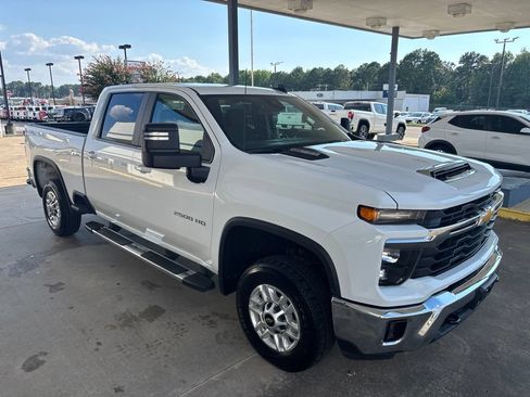 Used 2025 Chevrolet Silverado 2500 LT w/ Convenience Package AWD/4WD image 3