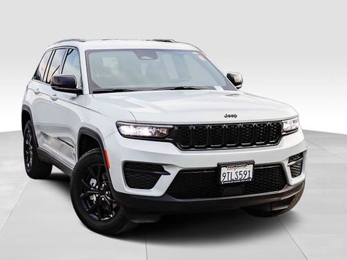 Used 2025 Jeep Grand Cherokee Altitude AWD/4WD image 2