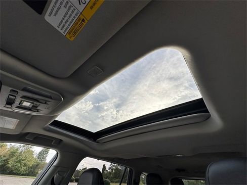 Used 2022 Toyota Highlander XLE image 28