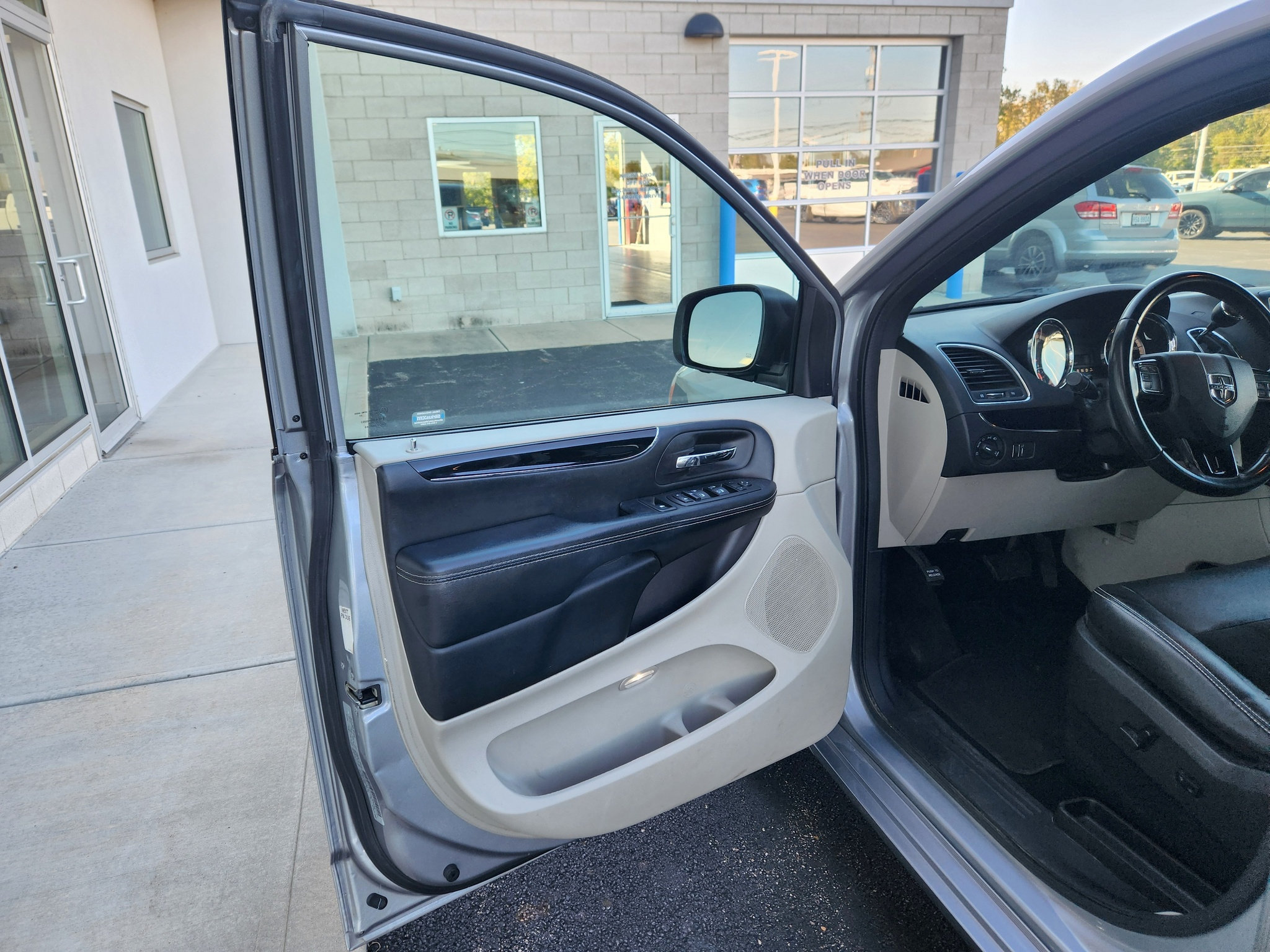 Used 2019 Dodge Grand Caravan SXT FWD image 17