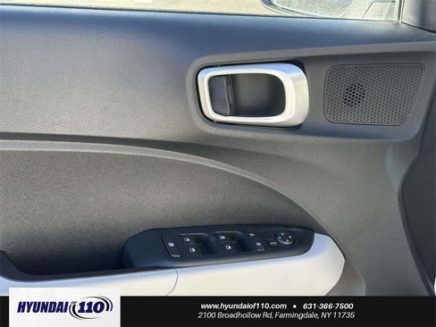 Used 2025 Hyundai Venue SEL image 15