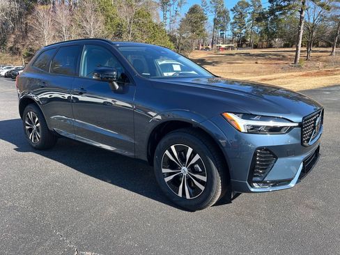 Used 2025 Volvo XC60 B5 Core image 9