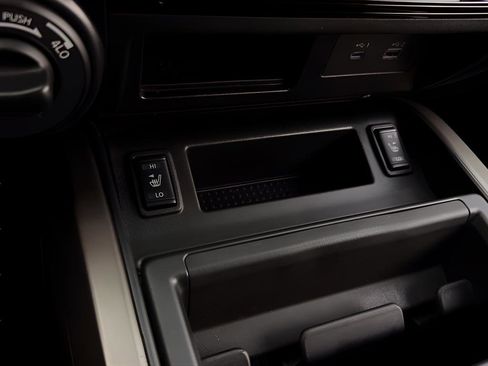 Used 2024 Nissan Titan SV w/ SV Bronze Edition Package image 17