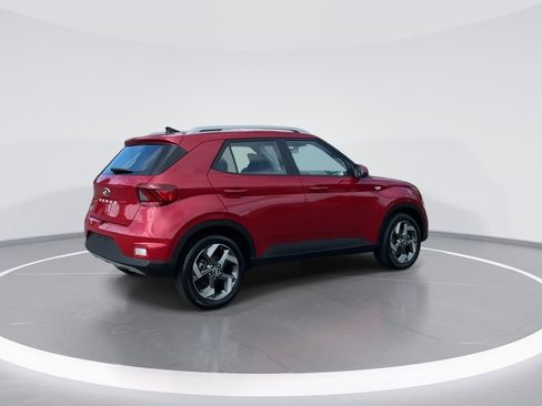 Used 2022 Hyundai Venue Limited image 7