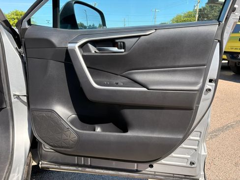 Used 2019 Toyota RAV4 XLE w/ Convenience Package AWD/4WD image 12