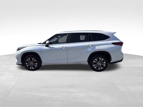Used 2023 Toyota Highlander XLE FWD image 6
