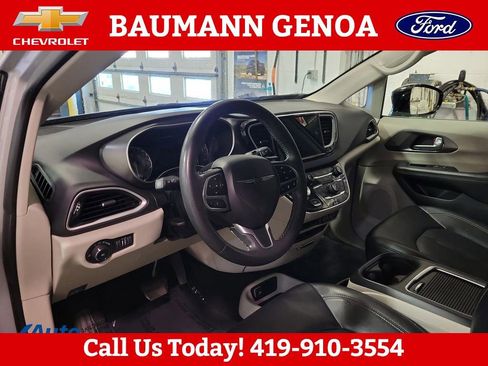 Used 2024 Chrysler Pacifica Touring-L FWD image 6