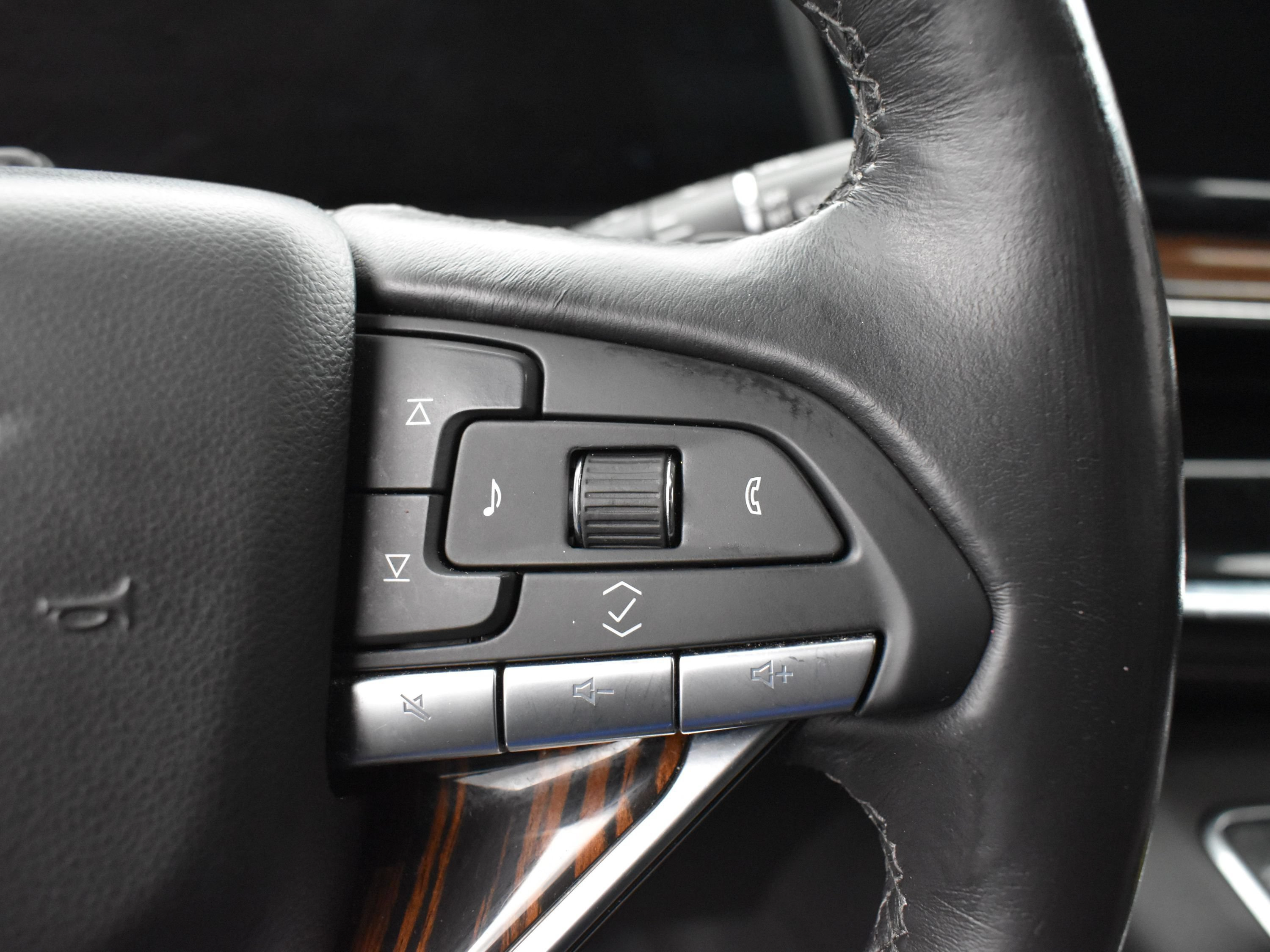 Used 2022 Cadillac Escalade Premium Luxury AWD/4WD image 20