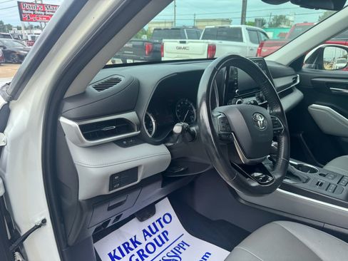 Used 2021 Toyota Highlander XLE AWD/4WD image 19