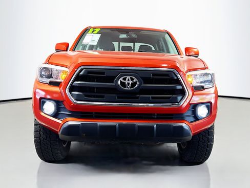 Used 2017 Toyota Tacoma SR5 AWD/4WD image 11