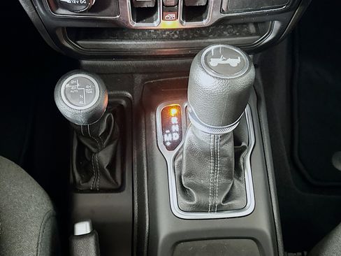 Used 2025 Jeep Wrangler Sahara image 24