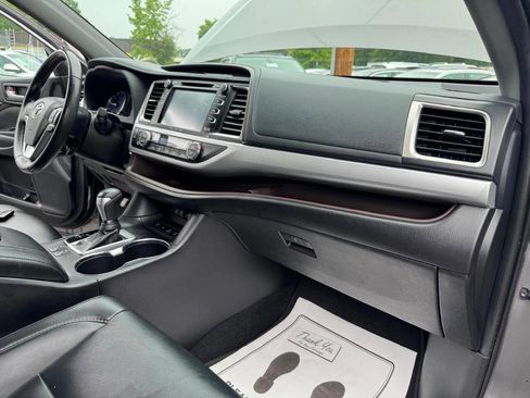 Used 2019 Toyota Highlander XLE image 25