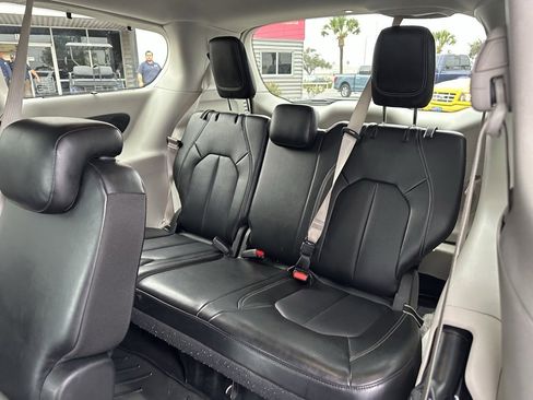 Used 2024 Chrysler Pacifica Touring-L w/ Uconnect Theater Family Group image 18