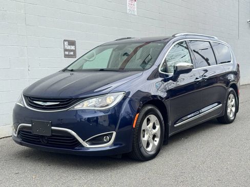 Used 2018 Chrysler Pacifica Limited w/ Advanced Safetytec Group image 2