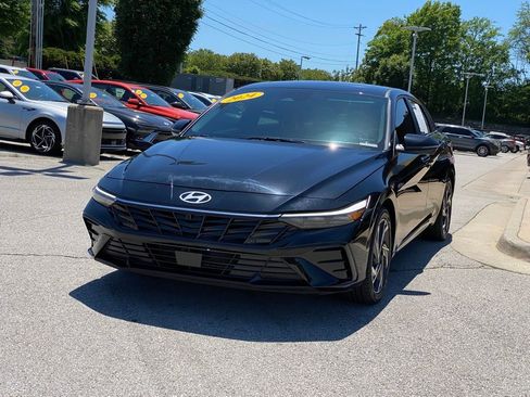 Used 2024 Hyundai Elantra Limited FWD image 3