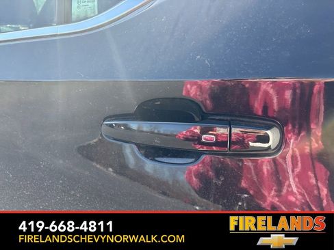 Used 2023 Chevrolet Traverse LT image 16