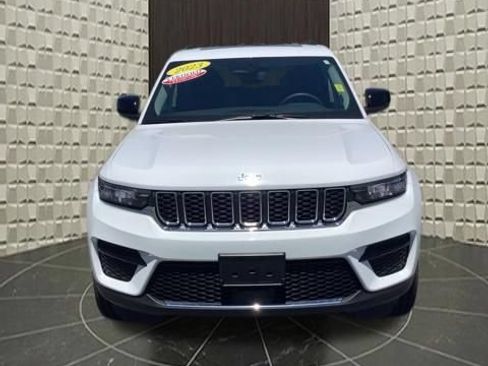Certified 2023 Jeep Grand Cherokee Laredo AWD/4WD image 11
