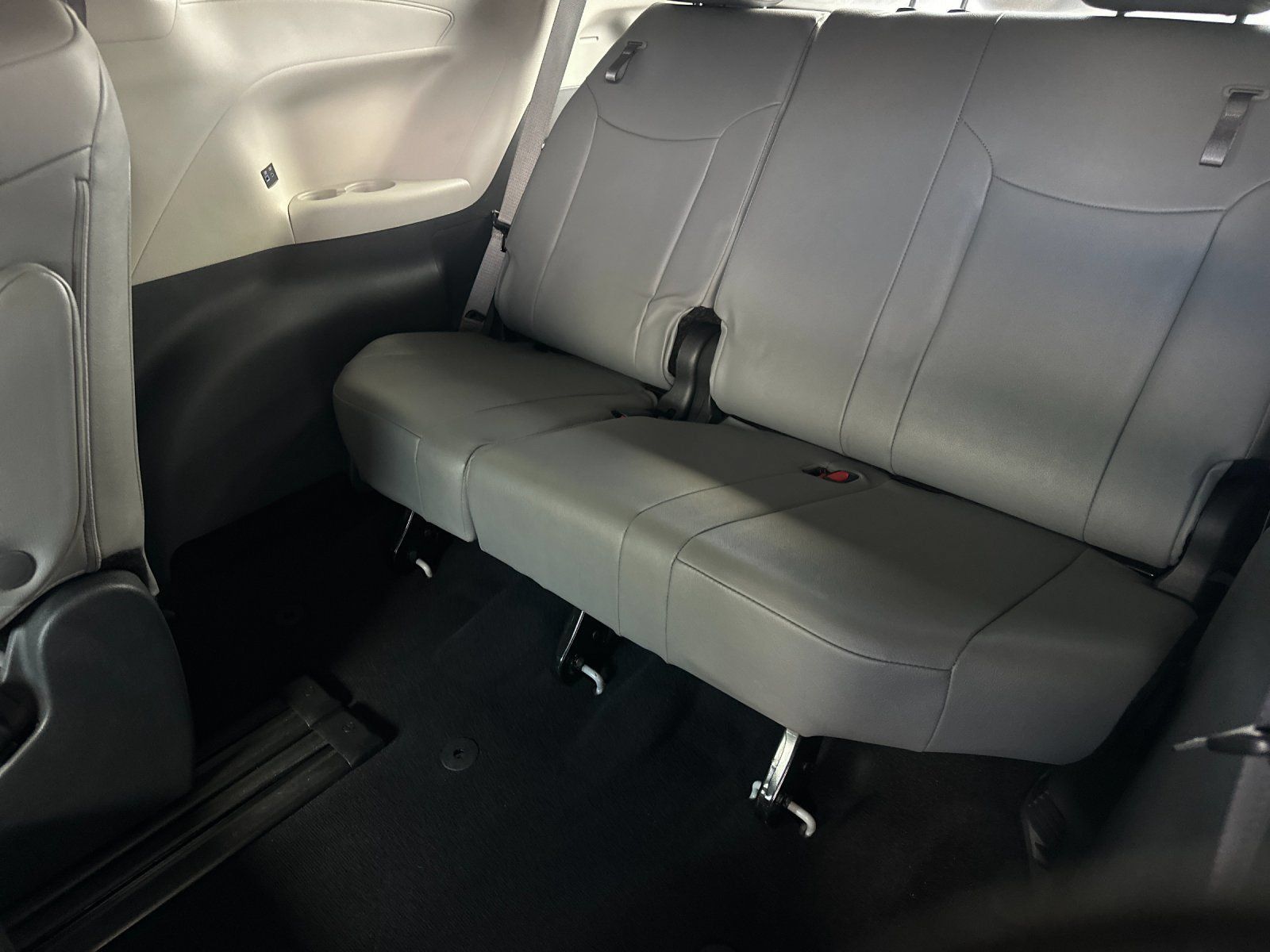 Used 2024 Toyota Sienna XLE FWD image 14