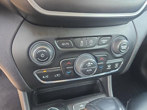 Used 2019 Jeep Cherokee Trailhawk w/ Cold Weather Group image 14