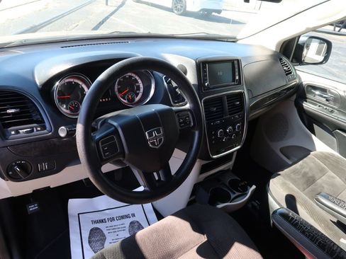 Used 2018 Dodge Grand Caravan SE image 6
