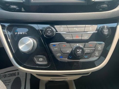 Used 2019 Chrysler Pacifica Touring-L FWD image 18