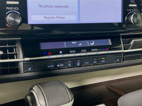 Certified 2024 Toyota Sienna XLE FWD image 15