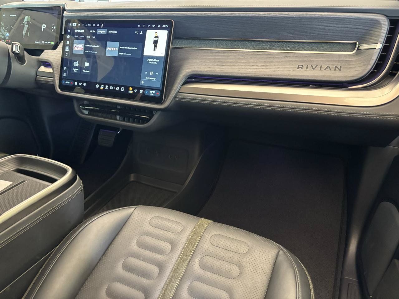 Used 2025 Rivian R1S Adventure Dual AWD/4WD image 24