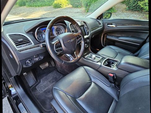 Used 2018 Chrysler 300 Limited image 20