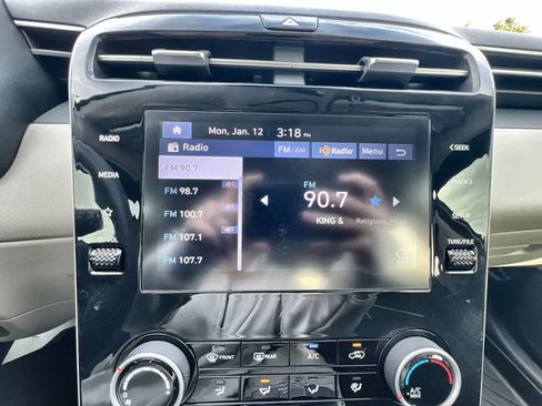 Used 2022 Hyundai Tucson SE image 13